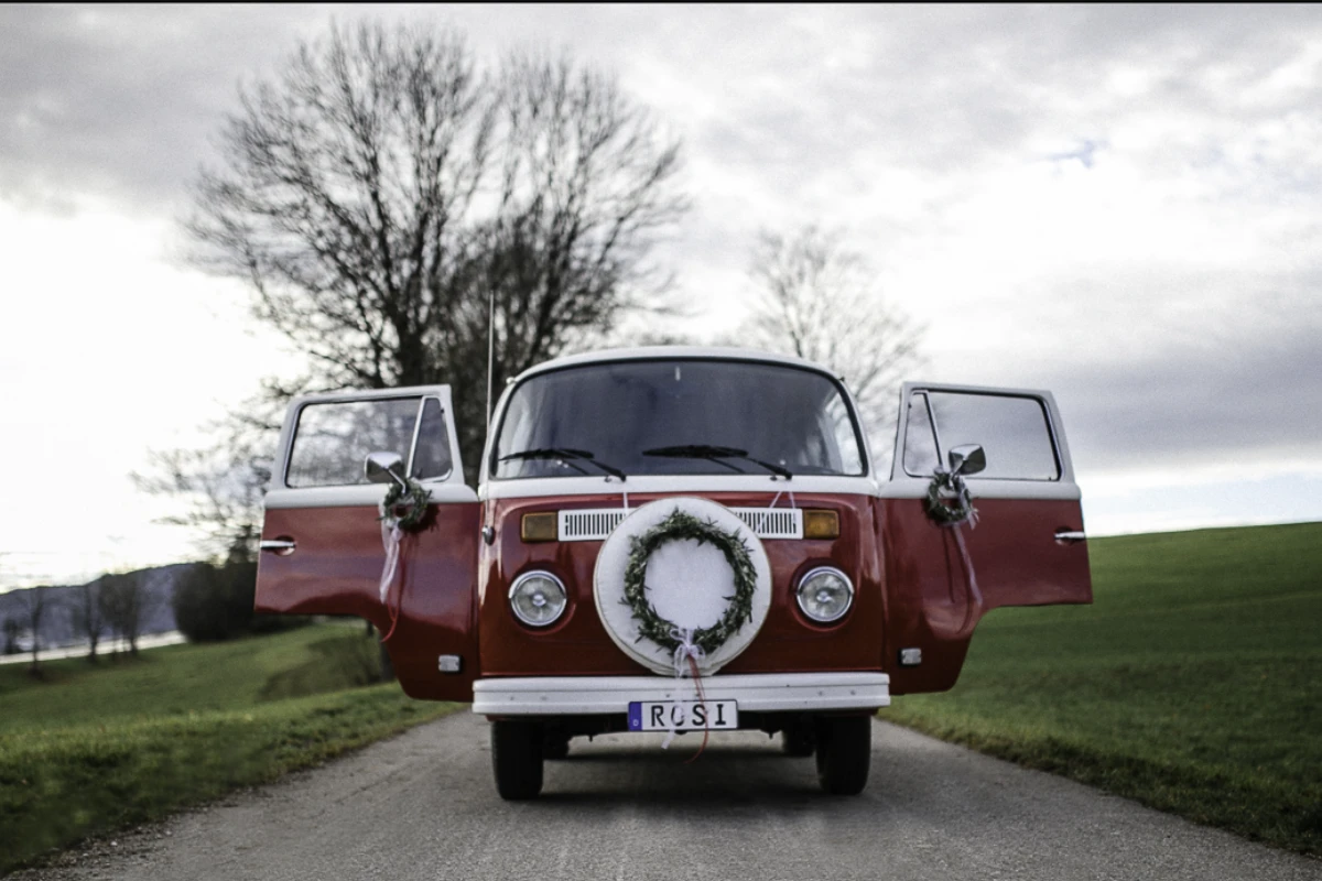 Roter VW-Bulli Foto-Rosi mit geöffneten Türen